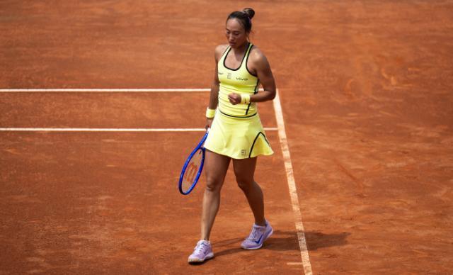 郑钦文被奥斯塔彭科逆转，无缘罗马站女单16强