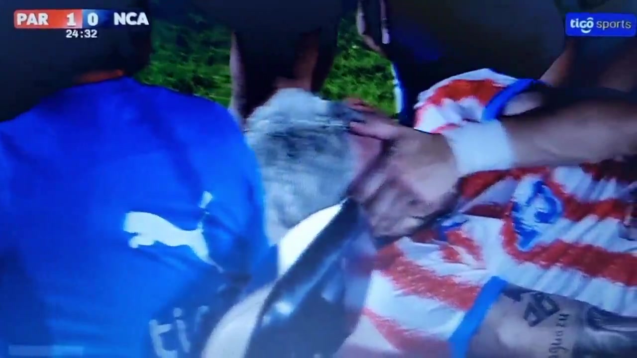 足球-距世界杯首战仅一周，巴拉圭国脚恩西索友谊赛受伤捂脸落泪
